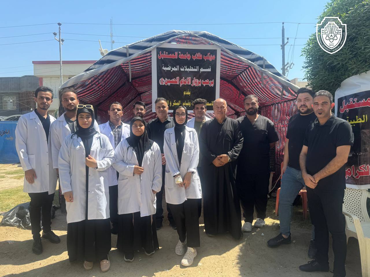  طلبة جامعة المستقبل يواصلون تقديم خدماتهم الطبية والصحية لزائري الإمام الحسين (عليه السلام)