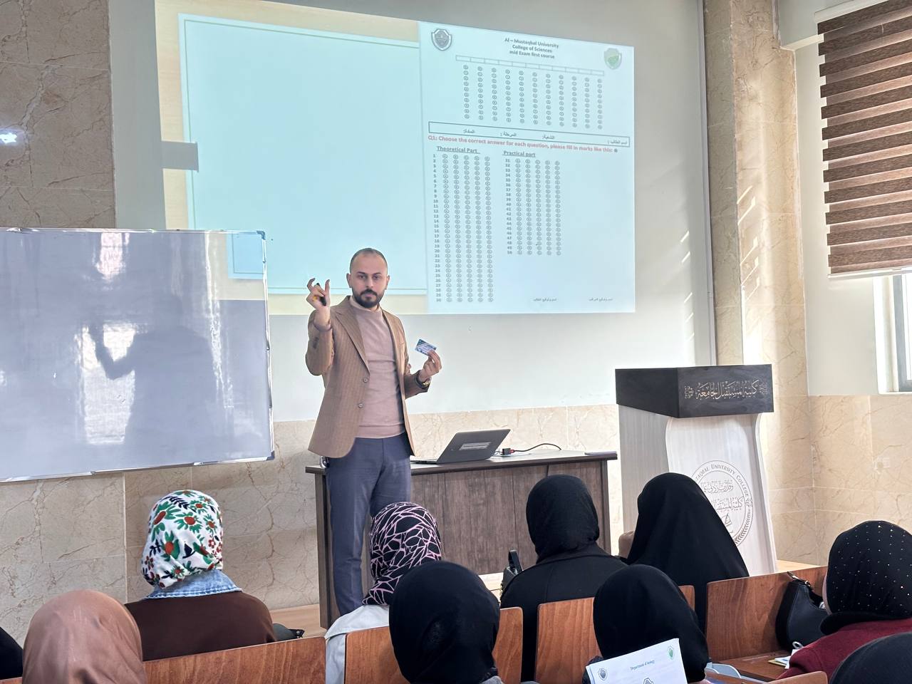 ورشة عمل (تعلم الطالب على كيفية الاجابة باستخدام البابل شيت Bubble Sheet ) من قبل مقرر قسم علوم الحياة ( م.م جعفر حامد جعفر )