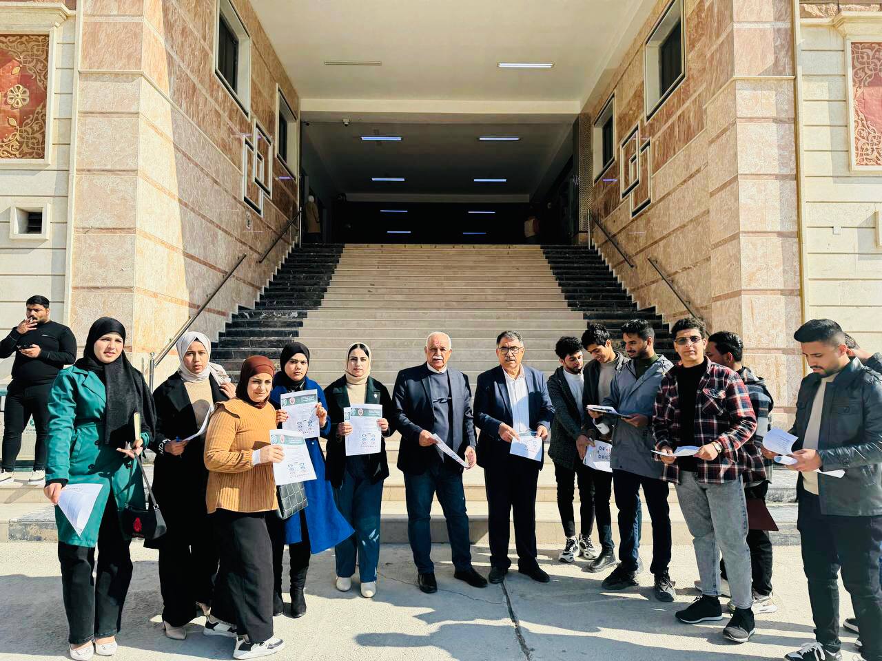 كلية التقنيات الصحية والطبية بجامعة المستقبل تنظم حملة توزيع بروشورات توجيهية تحت عنوان "السلامة المختبرية"