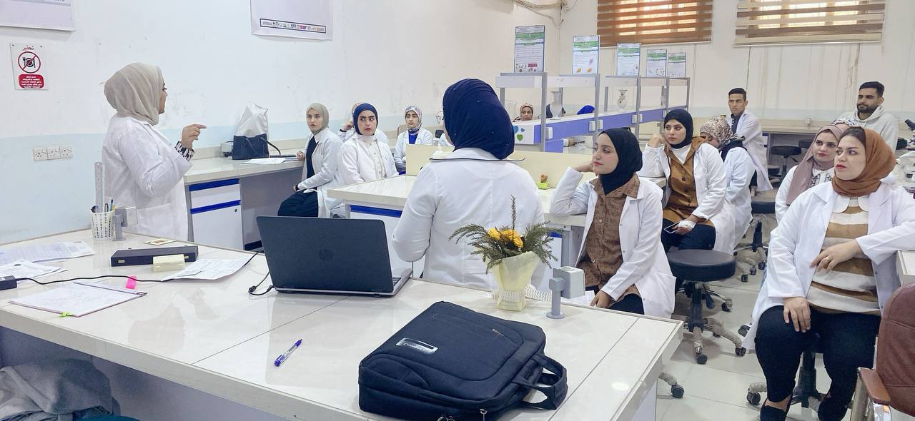  مشاركة مجموعـــة من  طلبة قسم تقنيات المختبرات الطبية في القاء المحاضرات الاسبوعية للمرحلة الرابعة 