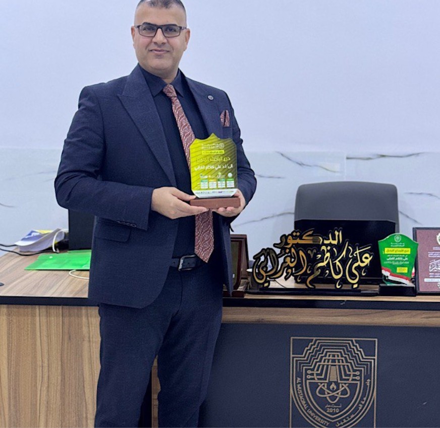 جامعة المستقبل تكرم رئيس قسم الأمن السيبراني أ.م. د علي كاظم الغرابي بدرع الإبداع لإنجازاته العلمية..