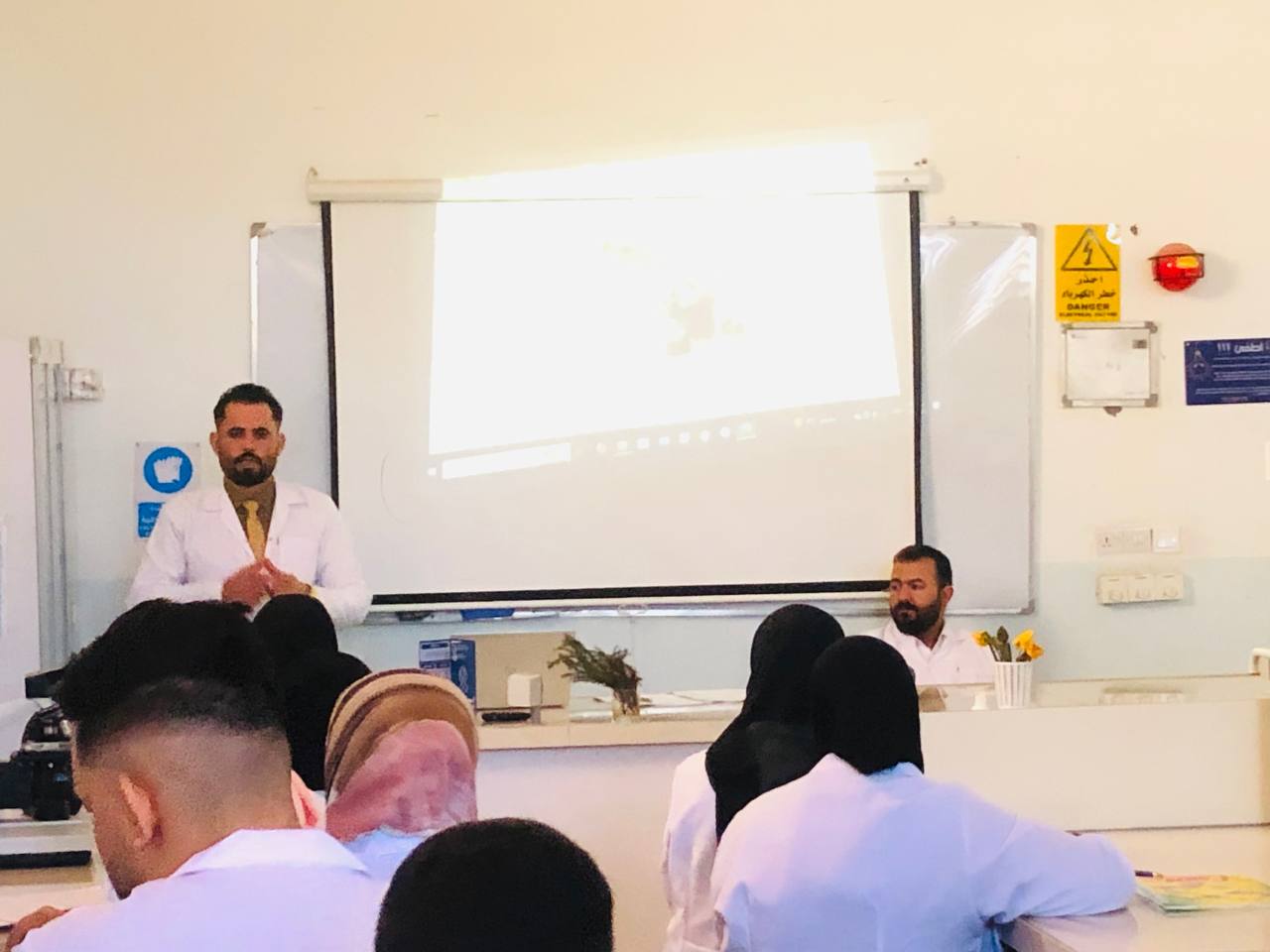 قسم تقنيات المختبرات الطبية ينظم محاضرة تعريفية عن الاجهزة المختبرية لطلبة المرحلة الاولى