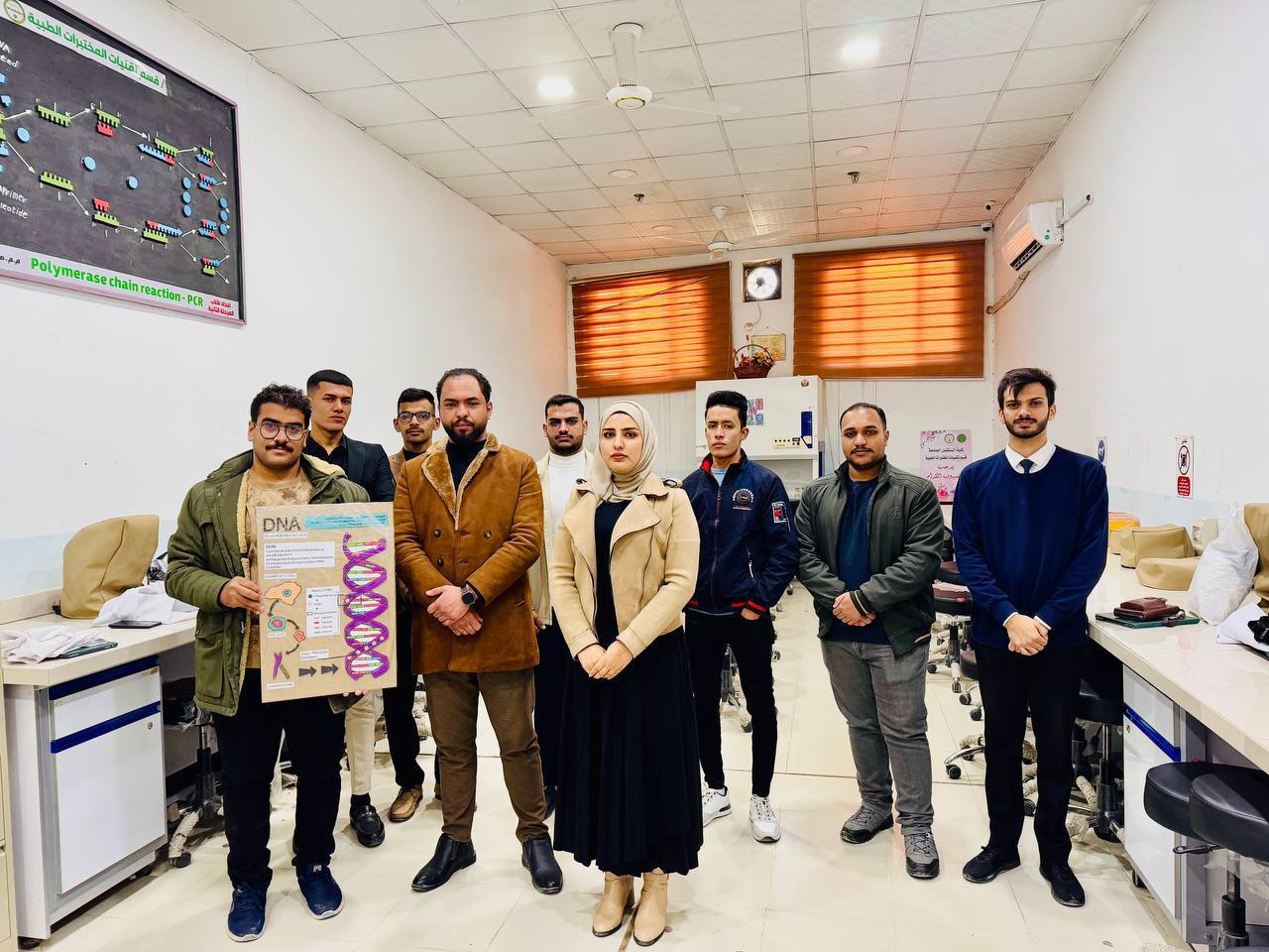 "عرض توضيحي لطلبة قسم تقنيات المختبرات الطبية حول الـ DNA لتعزيز الفهم البصري"