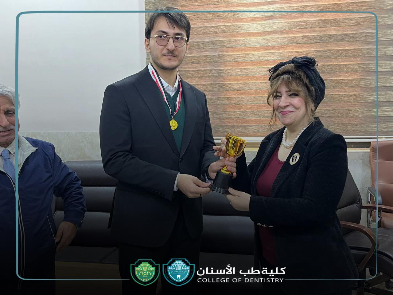تكريم الفائزين في بطولة الشطرنج من قبل عميد كلية طب الأسنان