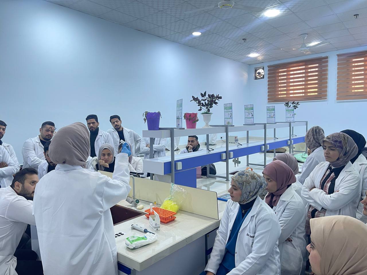 "قسم تقنيات المختبرات الطبية ينفذ اختبار C-reactive protein لطلبة المرحلة الثالثة ضمن مادة المناعة"