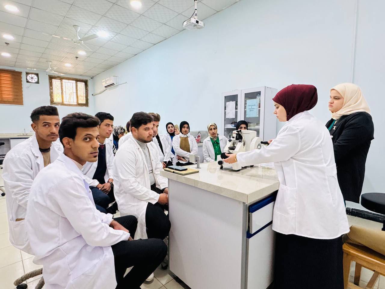 "قسم تقنيات المختبرات الطبية ينظم ورشة عملية لطلبة المرحلة الثانية حول استخدام جهاز التقطيع"