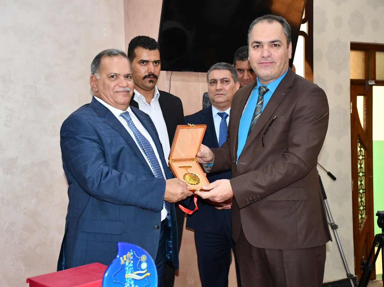 تكريم عميد كلية المستقبل الجامعة بشهادة التميز والإبداع