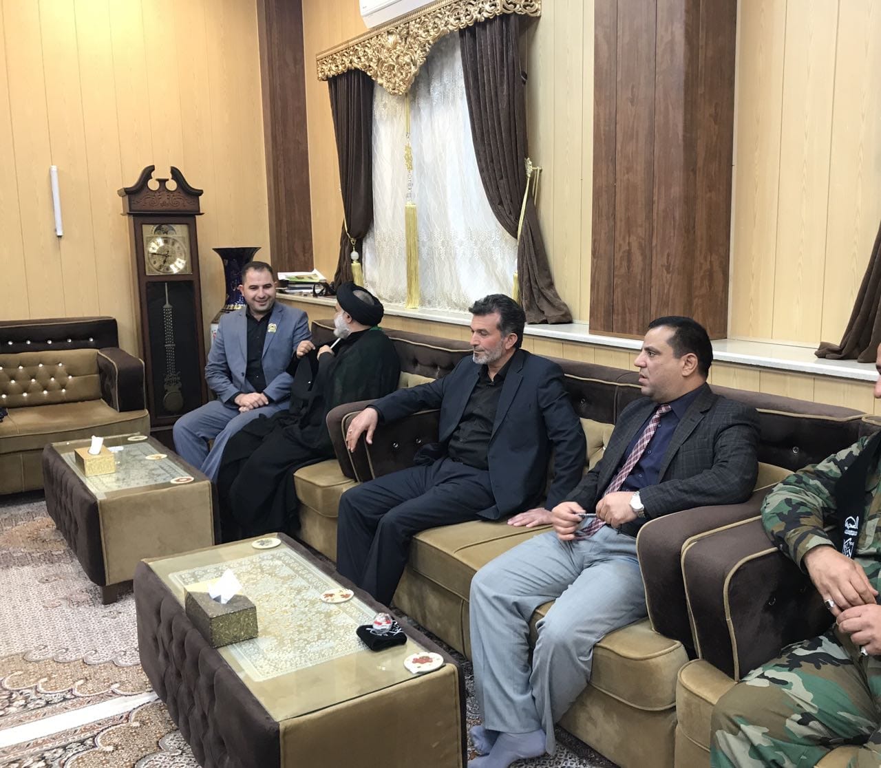 كلية المستقبل الجامعة تتسلم درعاً من العتبة العسكرية