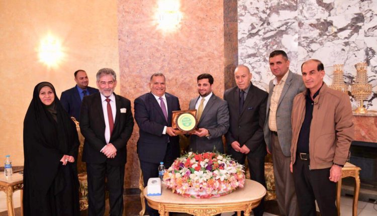 كلية المستقبل الجامعة تهنئ محافظ بابل تسلمه المنصب