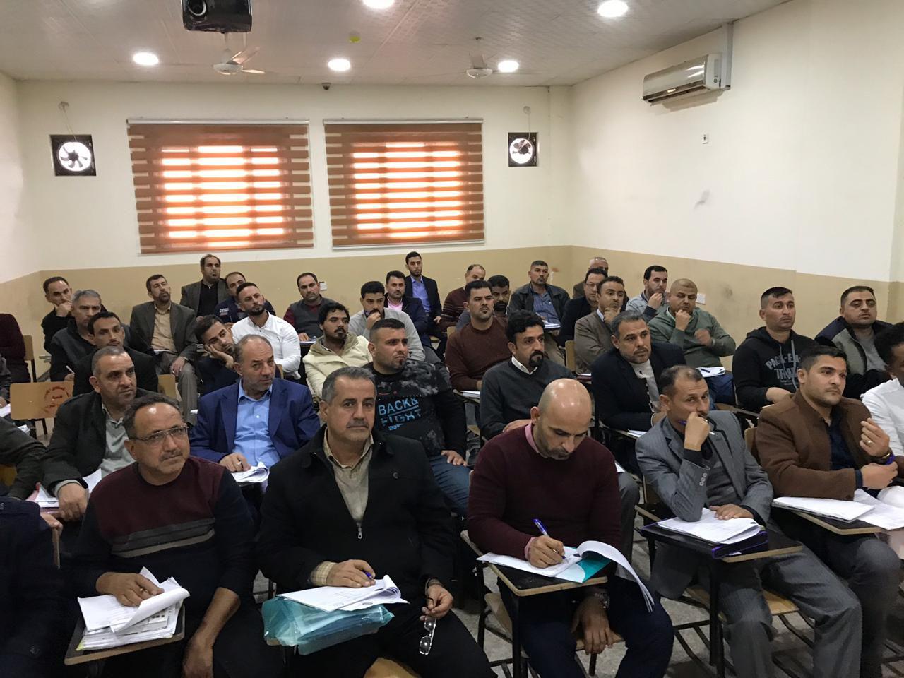 مدير التسجيل في كلية المستقبل الجامعة يتابع طلبة المراحل الأولى في الأقسام الدراسية كافة