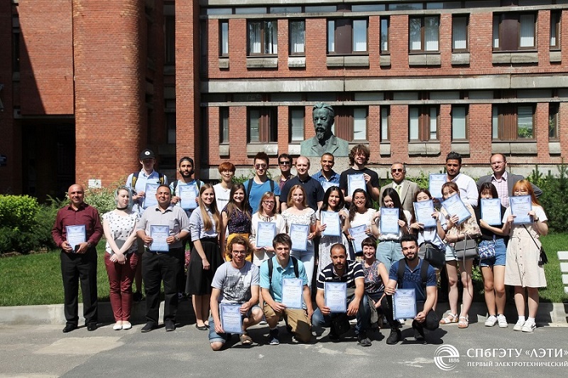 كلية المستقبل الجامعة تحرص على تطوير كوادرها