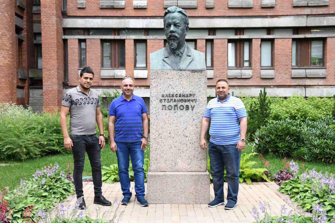 كلية المستقبل الجامعة  ترسل عدد من كوادرها للاشتراك في دورات تطوير هندسية  في مدينة سانت بطرسبورغ في روسيا الانحاديه.