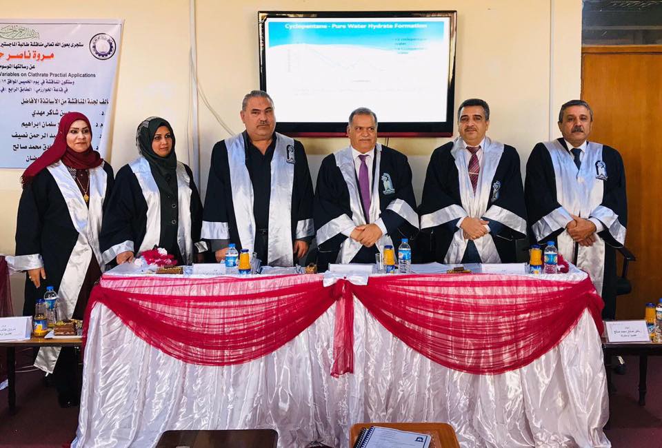 السيد عميد كلية المستقبل الجامعة الاستاذ المساعد الدكتور حسن شاكر مجدي يترأس لجنة مناقشة طالبة الماجستير ((مروة ناصر حسين ))