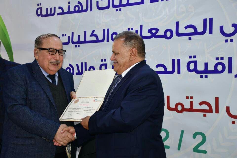 السيد رئيس لجنة عمداء كليات الهندسة في العراق يكرم السيد عميد كلية المستقبل الجامعة