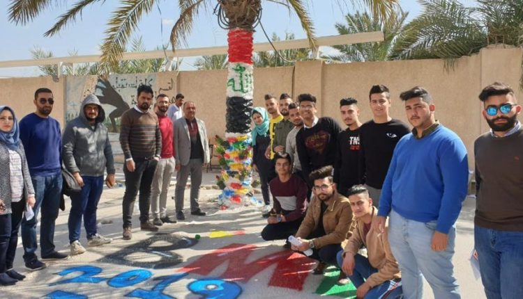 طلبة قسم الطب الحياتي في كلية المستقبل الجامعة يزينون نخلة مركز الكلية