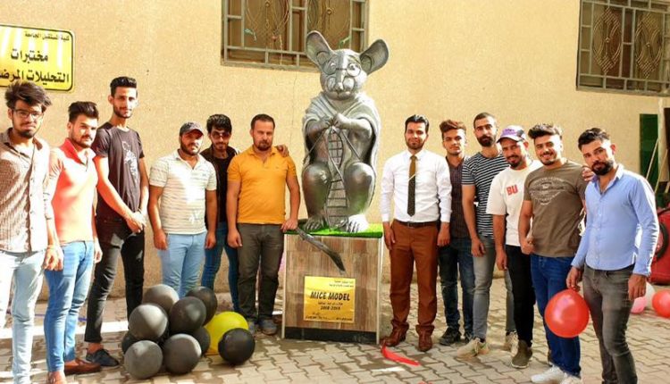 كلية المستقبل الجامعة تحتفي باليوم العالمي لل DNA وتشيد نصباً يمثل رمز ذلك اليوم