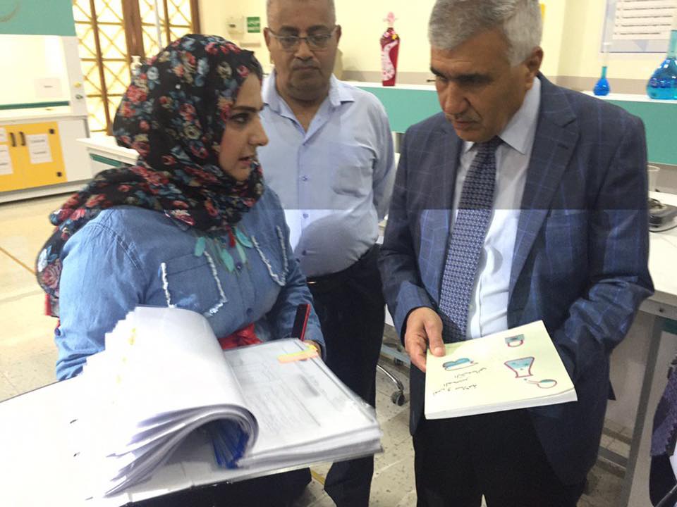السيد رئيس جامعة بابل الاستاذ الدكتور عادل الموسوي يتفقد إجراءات الامتحان التقويمي الوزاري للمرحلة الرابعة لاقسام كلية المستقبل الجامعة