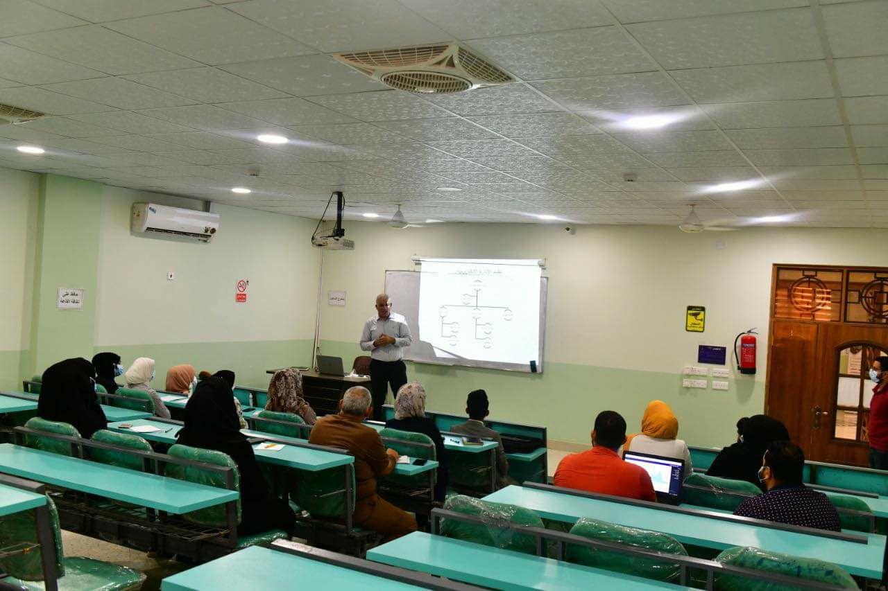 نظم مكتب معاون العميد للشؤون الإدارية في كلية المستقبل الجامعة دورتها التدريبية (( الإدارة الإلكترونية وأتمتة العمل الإداري ))