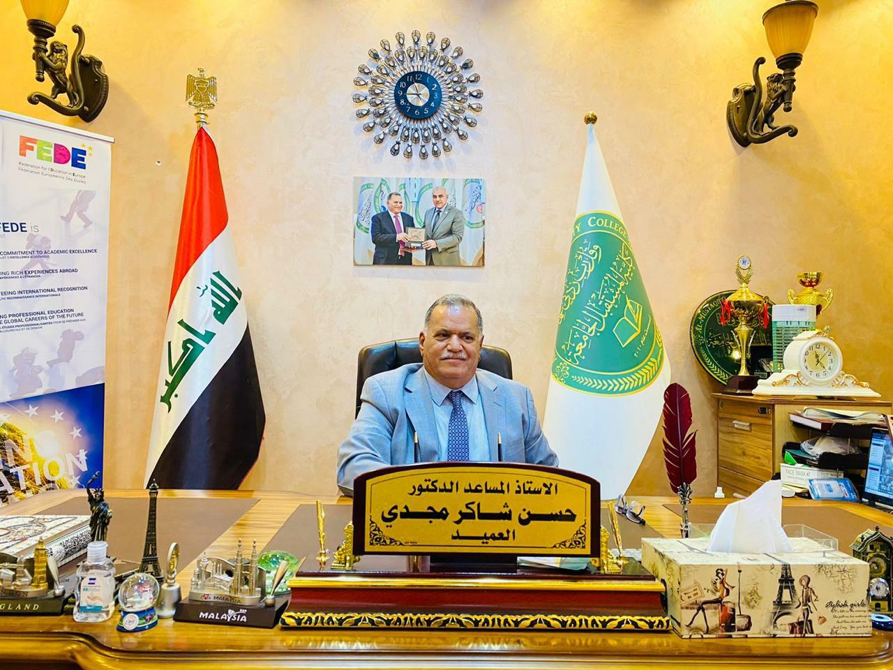 معالي السيد وزير التعليم العالي و البحث العلمي الاستاذ الدكتور نبيل كاظم عبد الصاحب يمنح عميد كلية المستقبل الجامعة و اساتذتها شكره و تقديره على اهدائهم وقائع  "المؤتمر الدولي الأول للعلوم الطبية" (صحتنا مستقبلنا).