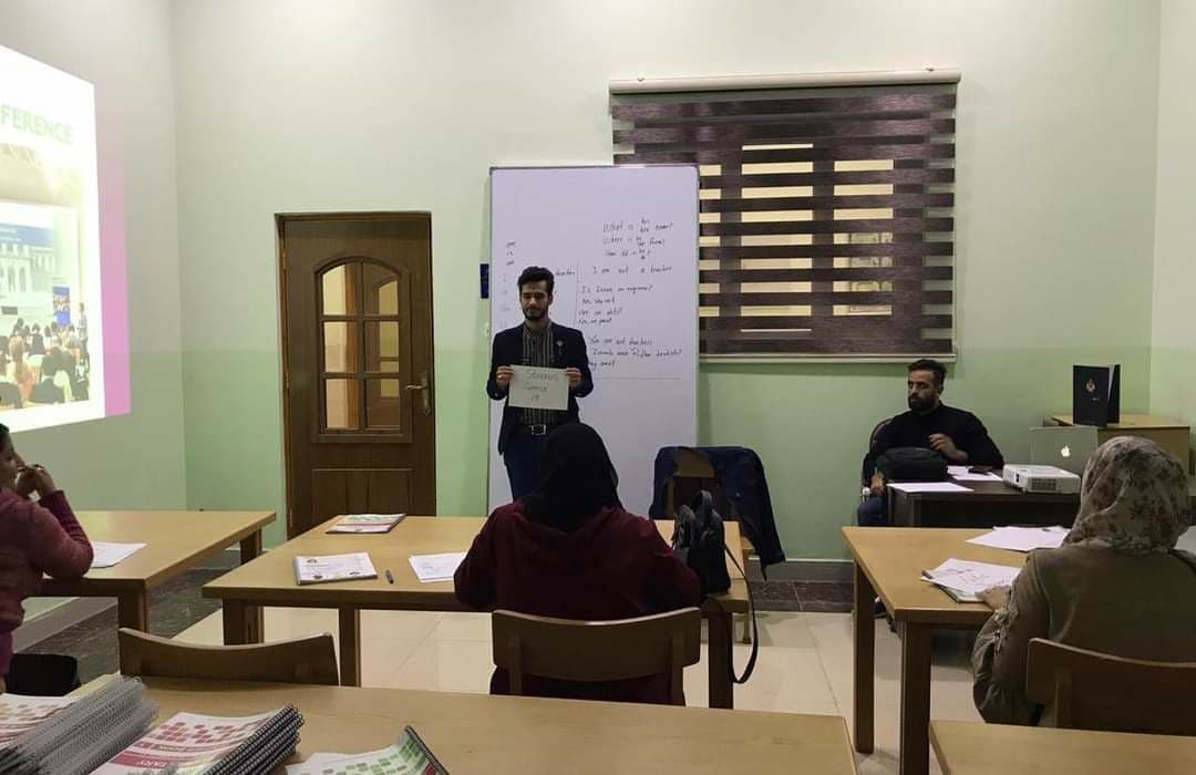 القاء المحاضره الاكاديمية الاولى في معهد اللغة الانكليزية للمستوى الابتدائي من قبل مدربين اللغة م.م. امجد الركابي و م.م. عبدعلي داخل