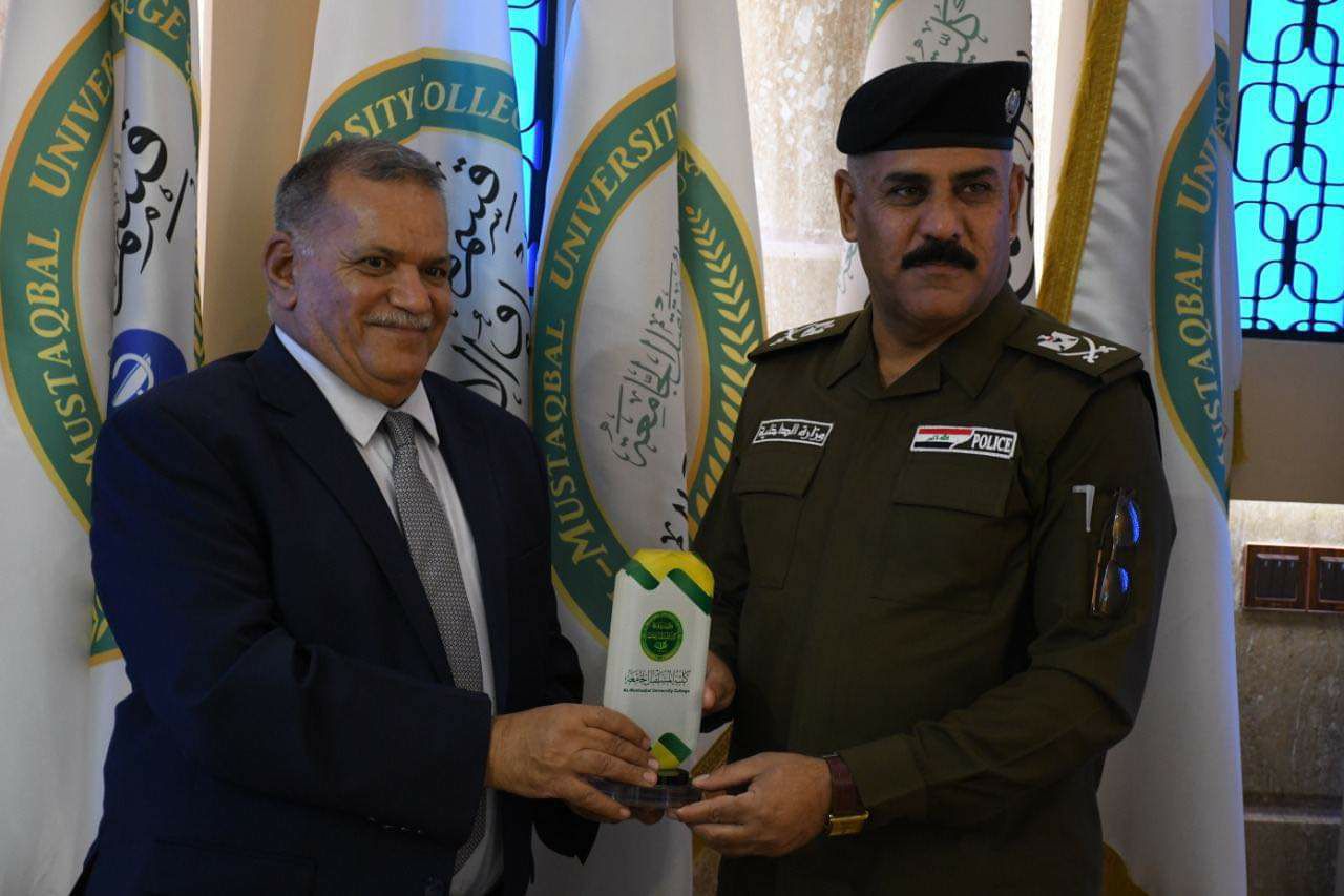 السيد قائد شرطة بابل اللواء علي هلال والسيد مدير العمليات العميد حيدر الفتلاوي في زياره تفقديه الى كلية المستقبل الجامعة