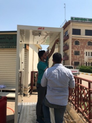 تشغيل أول بوابة تعقيم إلكترونيا من خلال المرور في كلية المستقبل الجامعة .