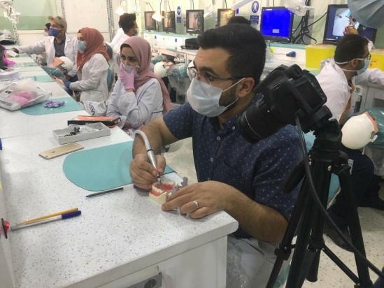 التدريب العملي لطلبة طب الاسنان / كلية المستقبل الجامعه المرحله الثالثه  بحضور جزئي للطلبة.