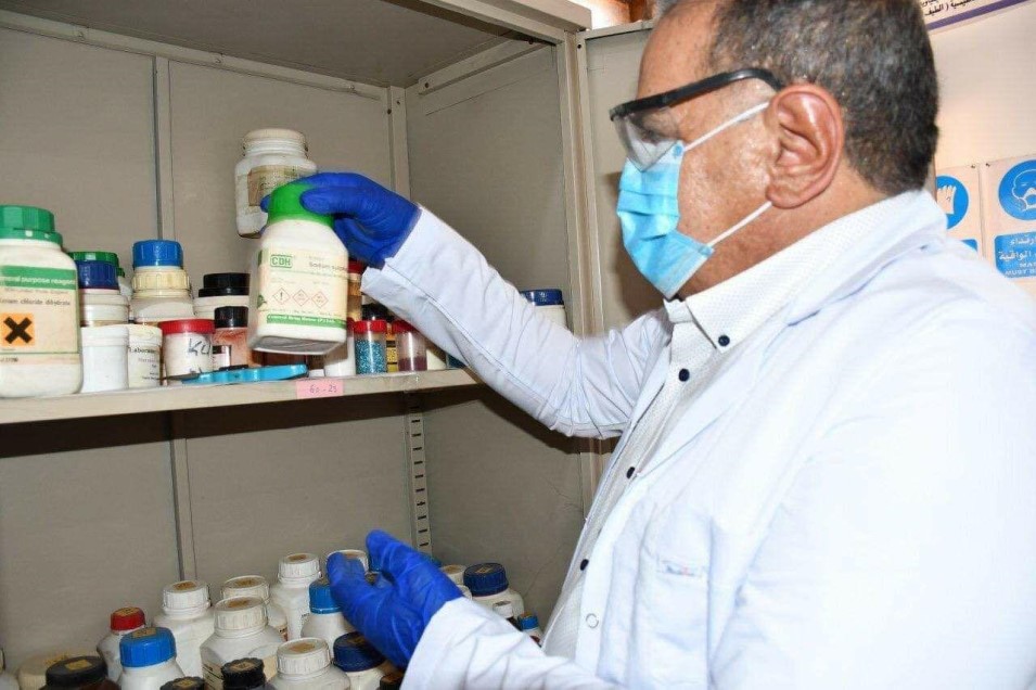 السيد عميد كلية المستقبل الجامعة الاستاذ المساعد الدكتور حسن شاكر مجدي يجري كشف على  مخزن المواد المختبرية الكيمياوية  التابع لكلية المستقبل الجامعه .