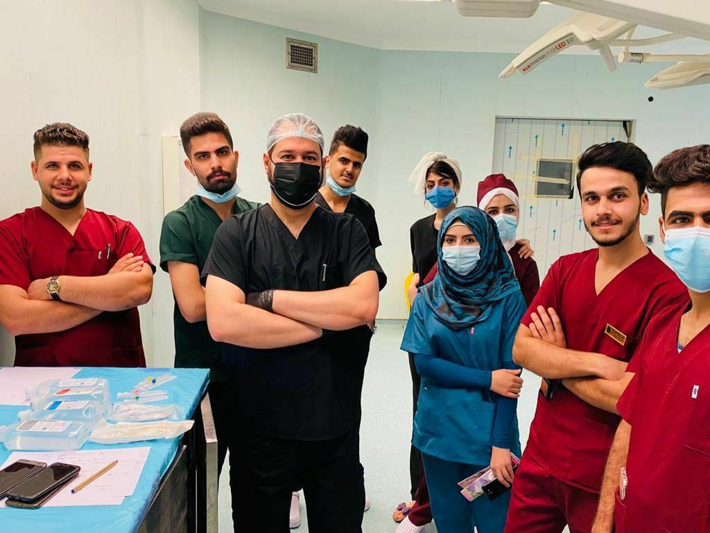 استعدادا للتعليم المدمج التقى الدكتور الجراح م.د. بشار هادي شعلان / احدتدريسيين قسم تقنيات التخدير  مع مجموعة من طلبة  المرحلة الثالثة في صالات عمليات مستشفى الامام الصادق في بابل