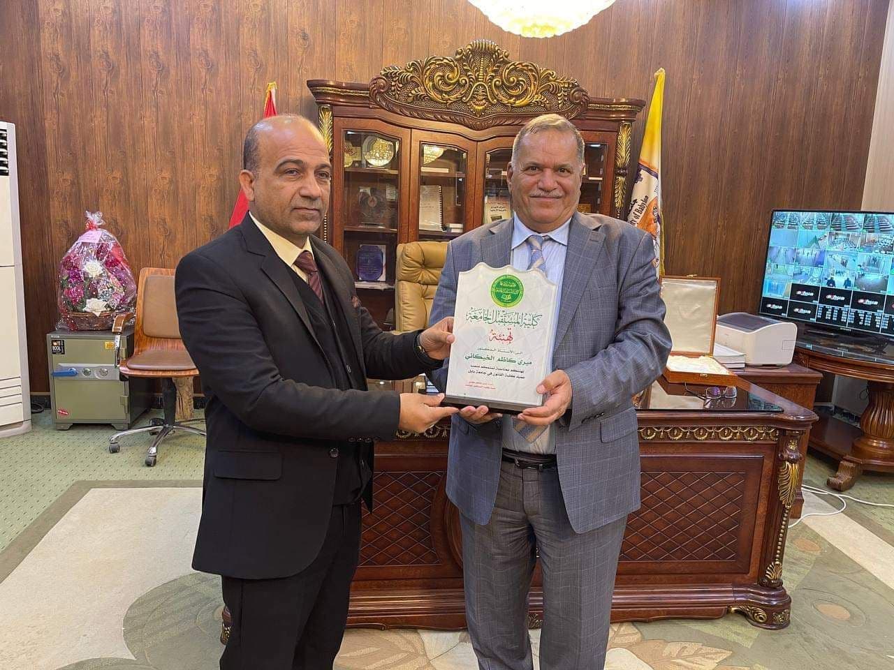 قدم عميد كلية المستقبل الجامعة المحترم اسمى التهاني والتبريكات الى عميد كلية القانون في جامعة بابل