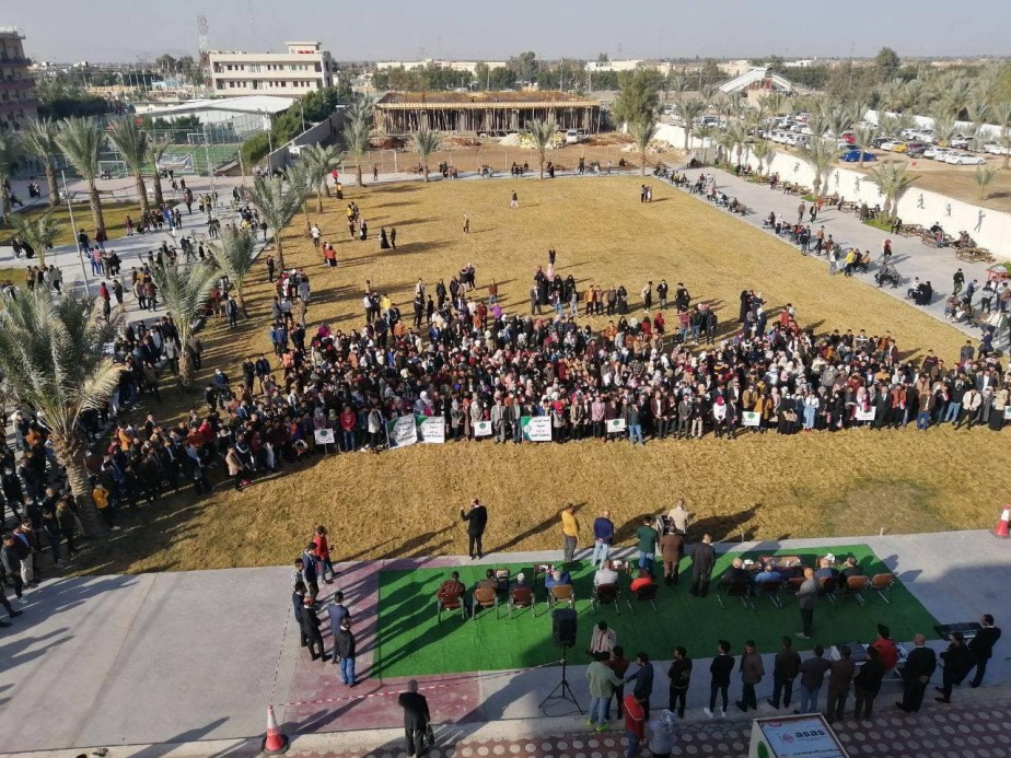 على حدائق كلية المستقبل الجامعة ........ قسم الصيدلة ينظم احتفالاً للطلبة المقبولين  للعام الدراسي 2020/2021