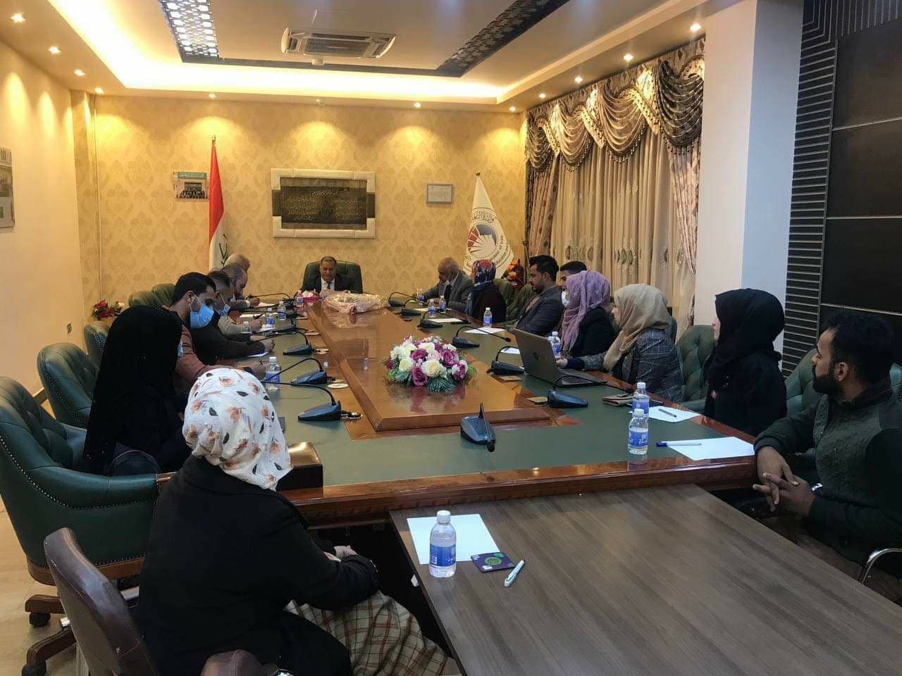 السيد عميد كلية المستقبل الجامعة الاستاذ المساعد الدكتور حسن شاكر مجدي يجتمع مع اساتذة قسم المحاسبة