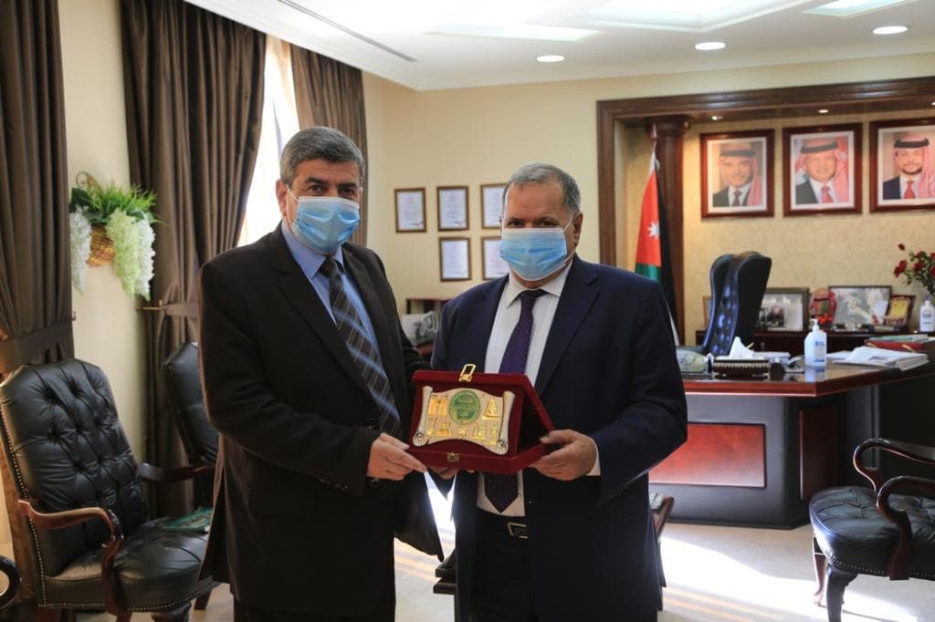 السيد عميد كلية المستقبل الجامعة الاستاذ  المساعد الدكتور  حسن شاكر مجدي يوقع مذكرة  تعاون علمي و اكاديمي مع السيد رئيس جامعة الزيتونة الاستاذ الدكتور محمد احمد المجالي