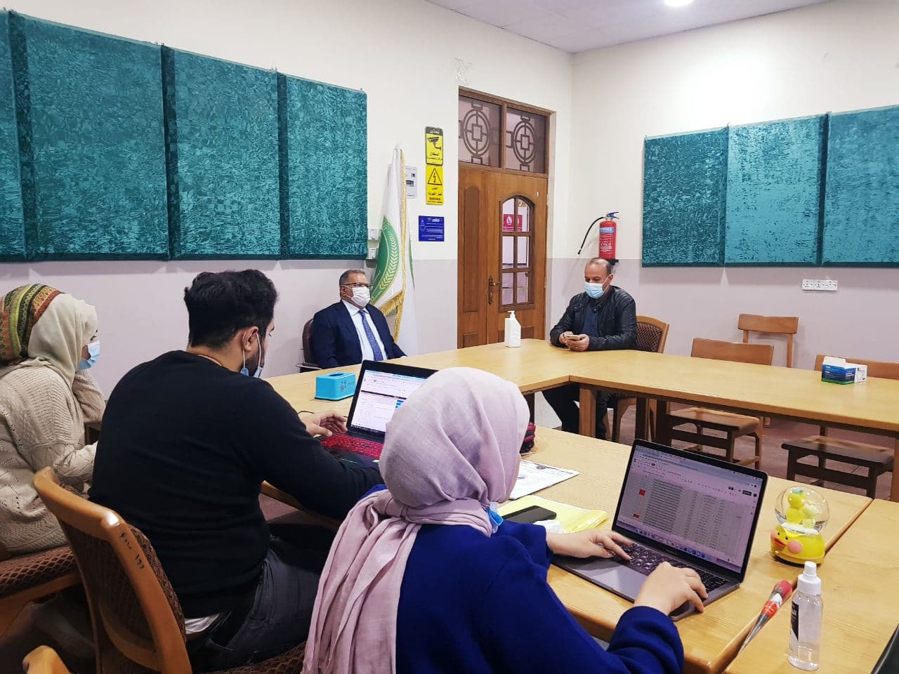 عميد كلية المستقبل الجامعة يتفقد غرفة العمليات للتعليم الالكتروني