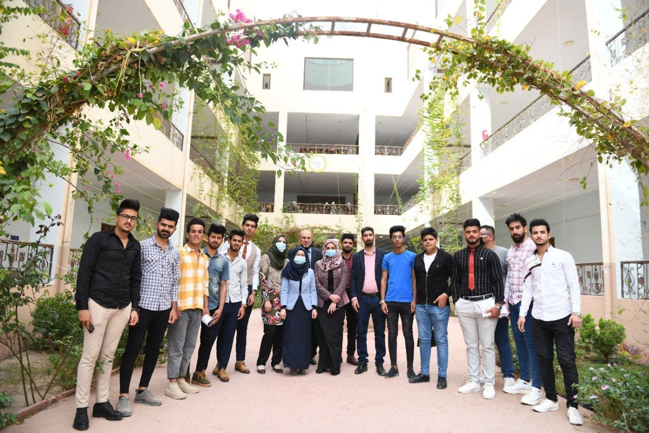 بمشاركة السيد عميد كلية المستقبل الجامعة استمرار حملة  "تحسين الهواء لإجل القضاء على الوباء” لتشجير حدائق واروقة الكلية 