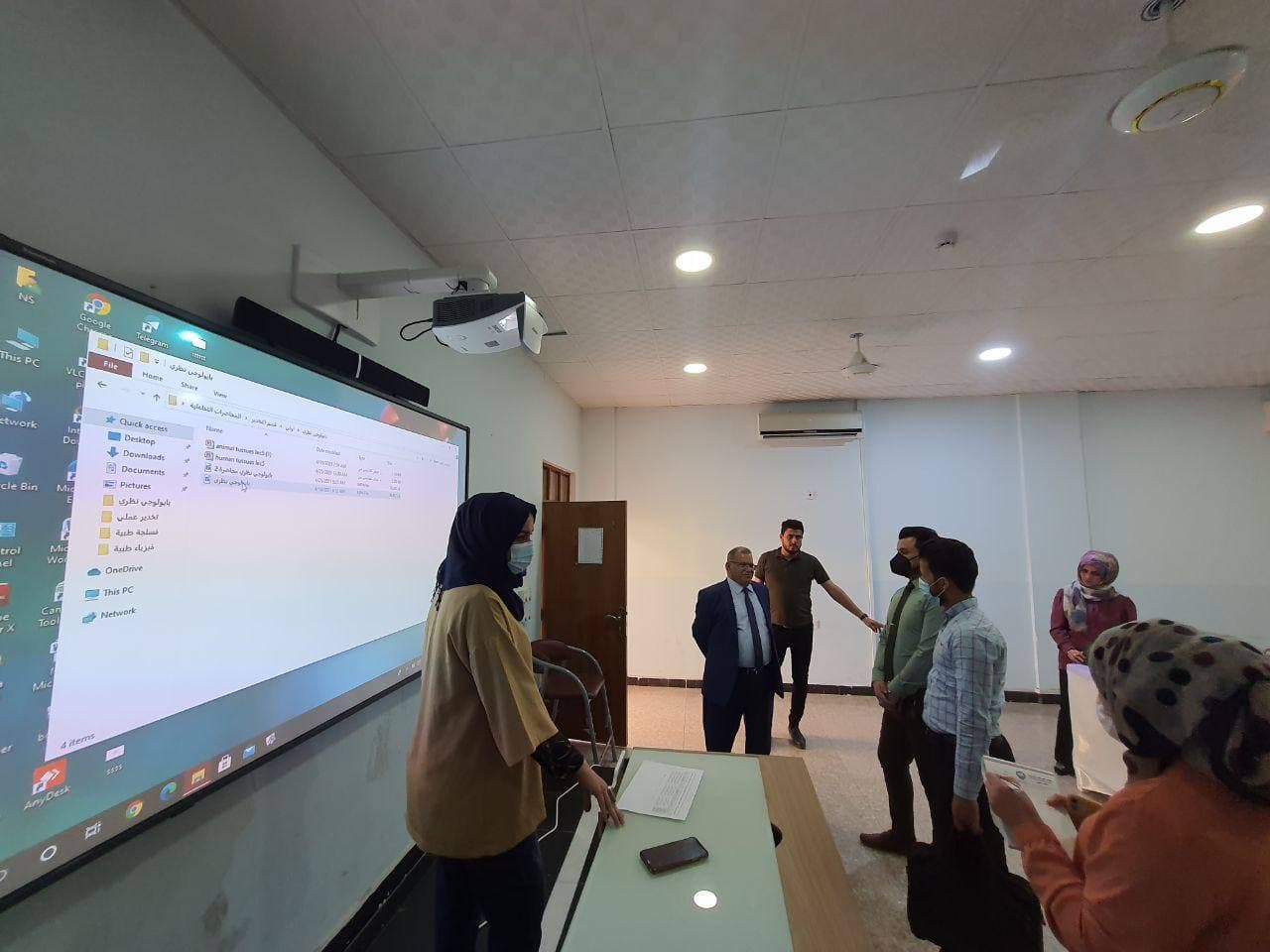 عميد كلية المستقبل الجامعة يتفقد أقسام الكلية لمتابعة مباشرة الطلبة بالتعليم المدمج والدوام الحضوري داخل القاعات الدراسية