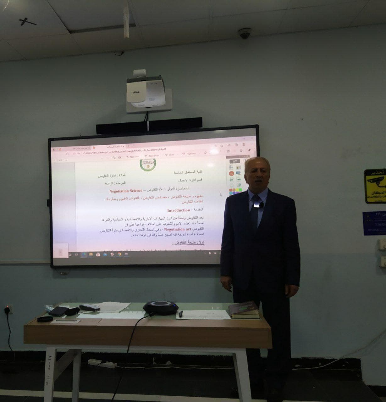 استمرار اعطاء المحاضرات الالكترونيه في القاعات التفاعليه في كلية المستقبل الجامعة 