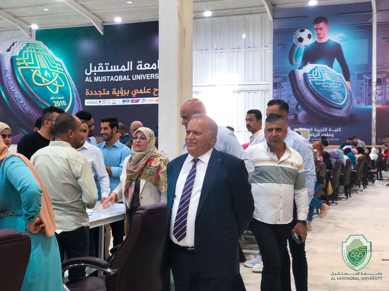 السيد رئيس جامعة المستقبل يتفقد مركز استقبال الطلبة الجدد