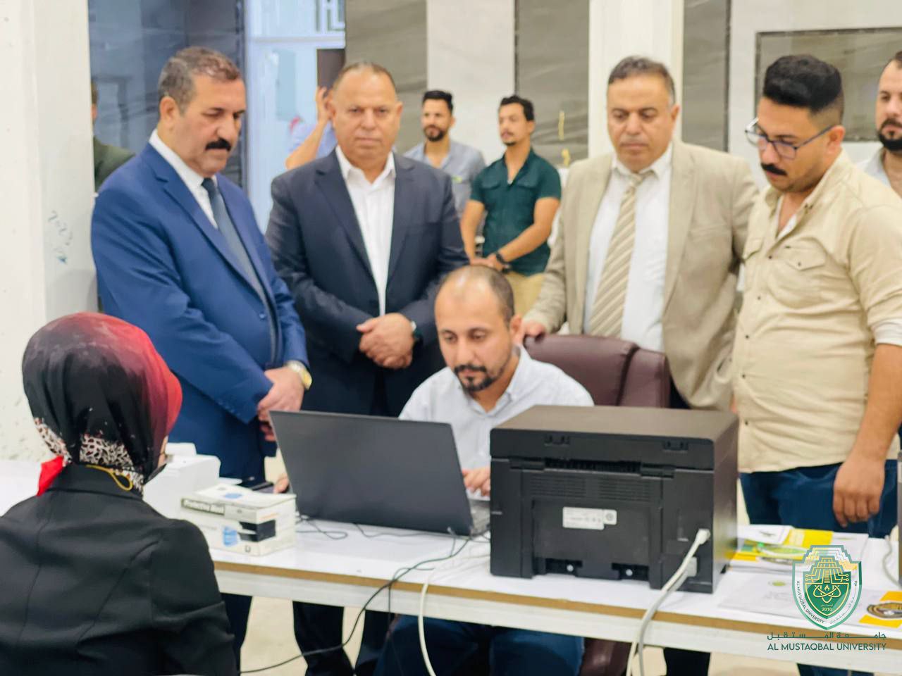 توافد طلبتنا الاعزاء لقسم التسجيل في جامعة المستقبل لاكمال تسجيل وتثبيت اختيارهم في الاقسام