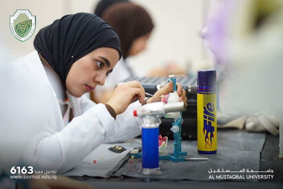 جانب من المحاضرات العملية لطلبة كلية طب الاسنان  داخل المختبرات الطبية في جامعة المستقبل