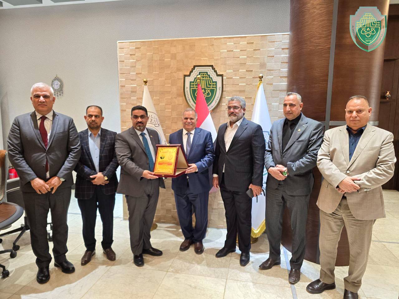 نقابة المعلمين تهدي درع التمييز لرئيس جامعة المستقبل 