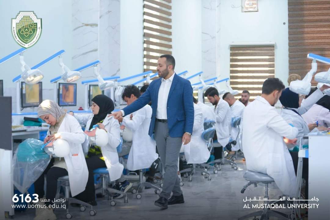 جانب من المحاضرات العملية لطلبة كلية طب الاسنان  في جامعة المستقبل داخل مختبر الفانتوم