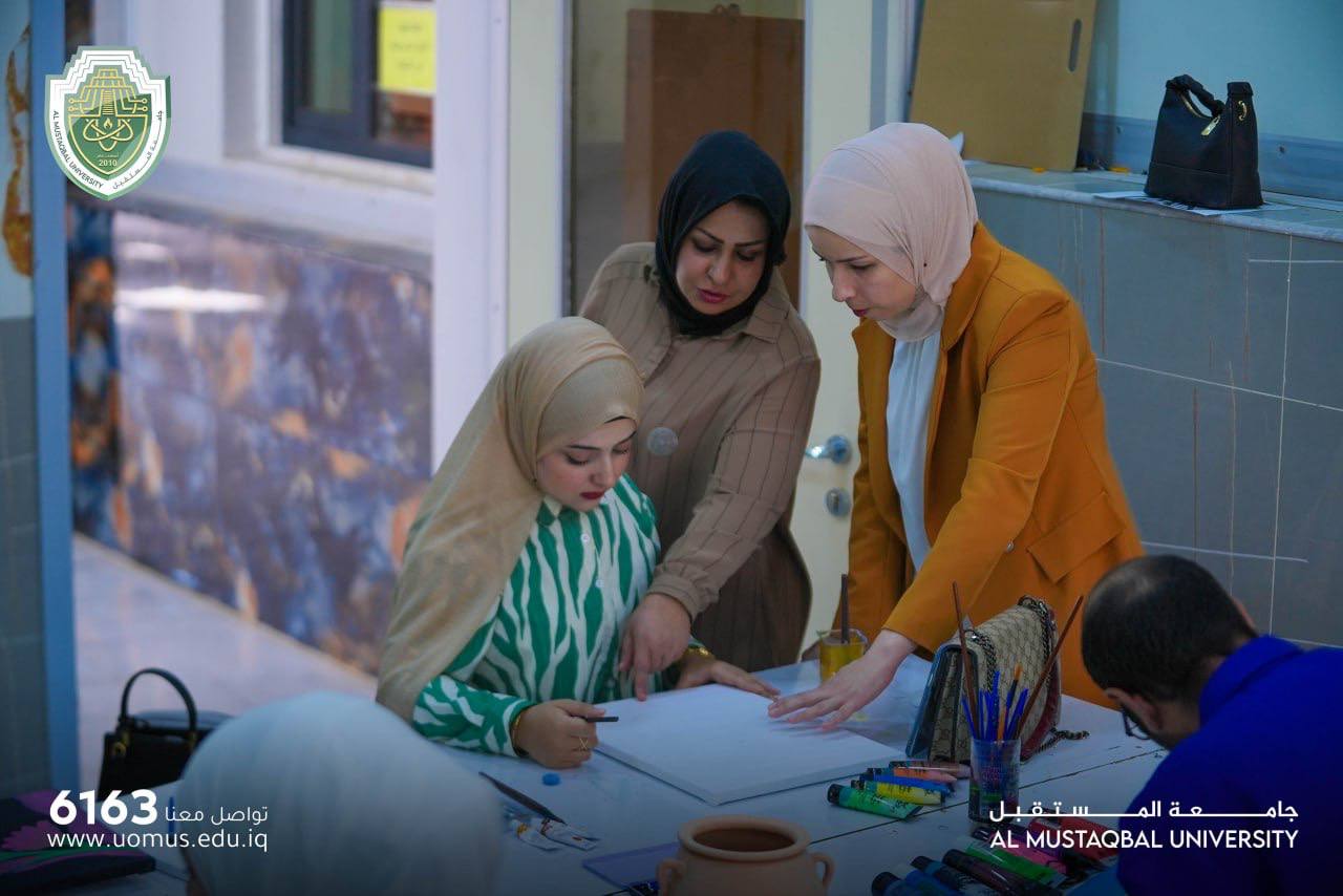 جانب من المحاضرات العملية لطلبة قسم التصميم المرحلة الاولى في كلية الفنون الجميلة بجامعة المستقبل