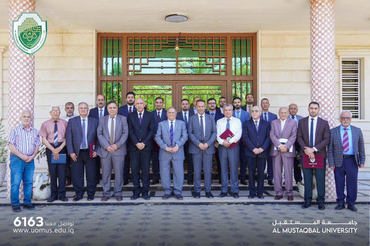 السيد رئيس الجامعة يكرم مسؤولي  قسم الجودة و الاعتماد الاكاديمي و رؤساء الأقسام التي حققت المركز الأول على مستوى الجامعات الحكومية و الاهلية