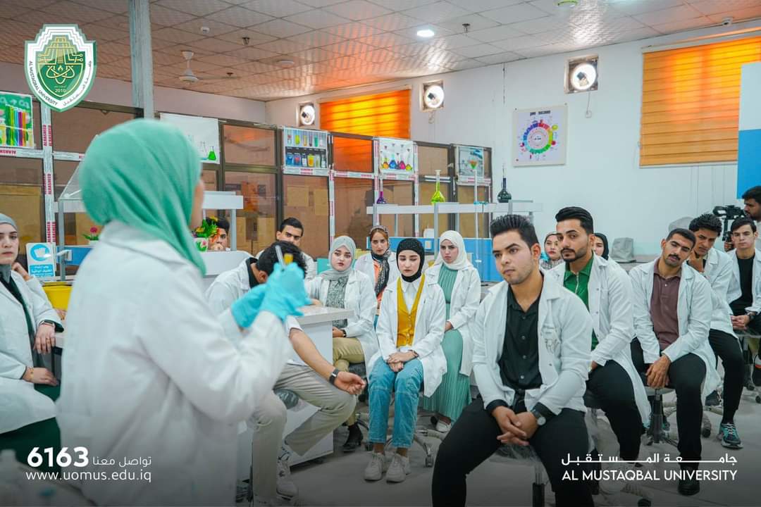 جانب من المحاضرات العملية لطلبة قسم تقنيات المختبرات الطبية في جامعة المستقبل 