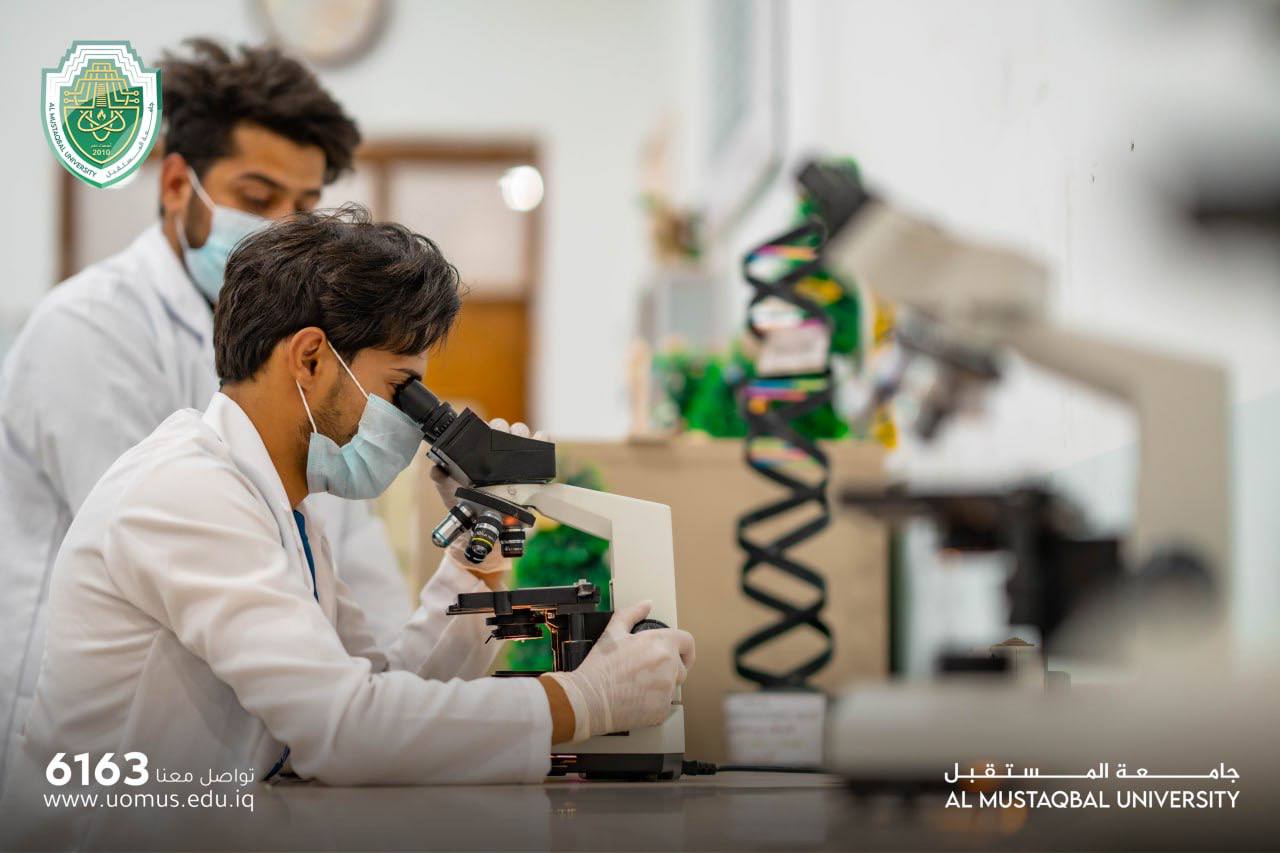 جانب من المحاضرات العملية لطلبة المرحلة الأولى في قسم تقنيات المختبرات الطبية بكلية التقنيات الصحية والطبية في جامعة المستقبل