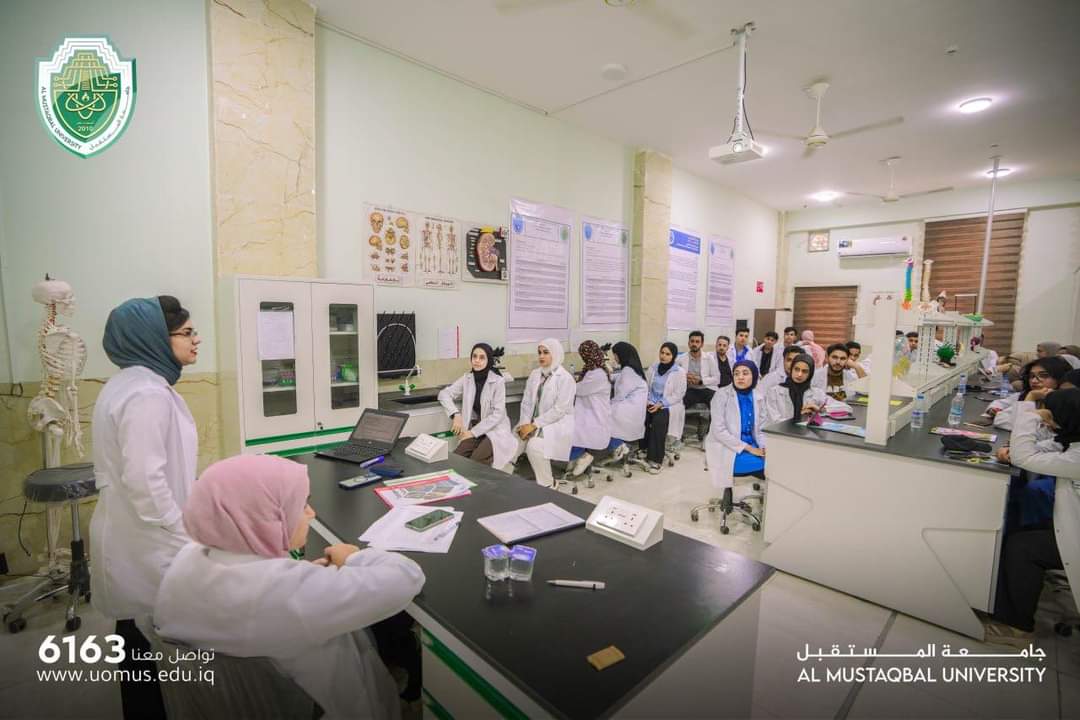 جانب من المحاضرات العملية لطلبة المرحلة الأولى داخل المختبرات الطبية في جامعة المستقبل 