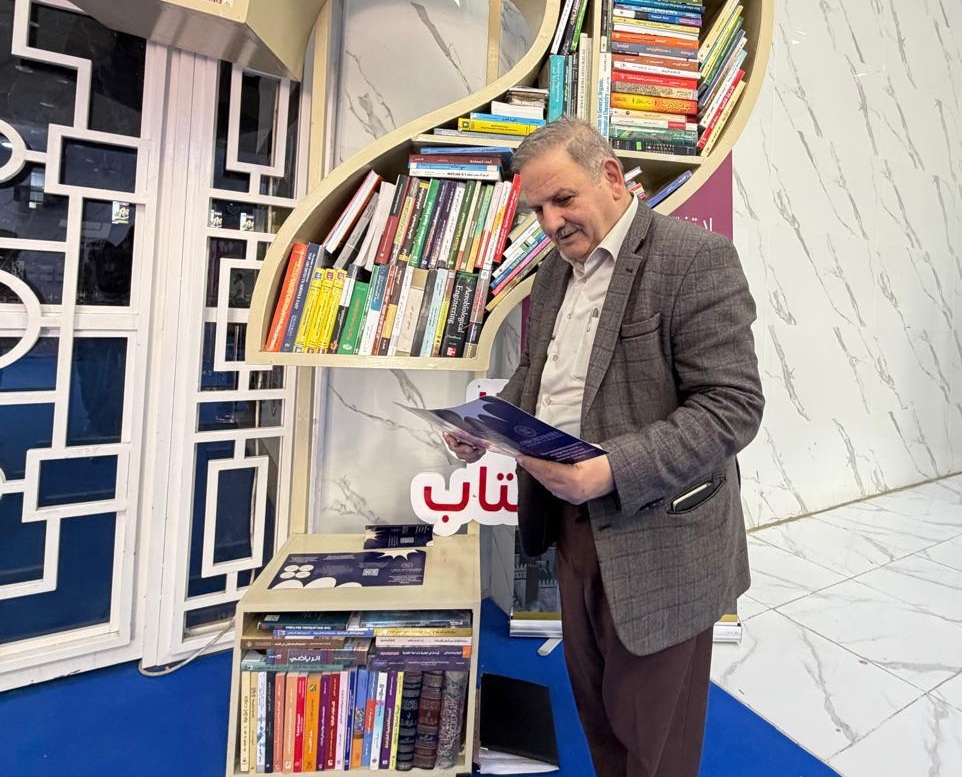 Visit by the Head of the Department of Optics Techniques to the Book Fair