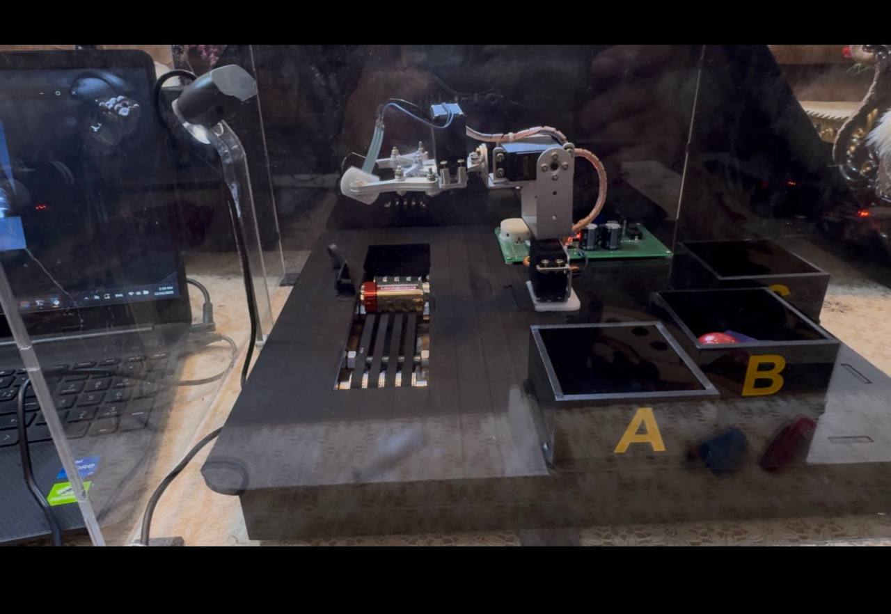 ذراع آلية تقوم بفرز الأغراض باستخدام الذكاء الاصطناعي