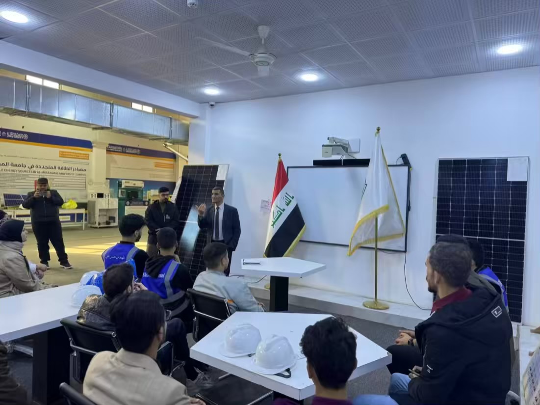 مدير مركز بحوث الطاقة يلقي محاضرة علمية لطلبة كلية الهندسة حول مبادئ الطاقة المتجددة